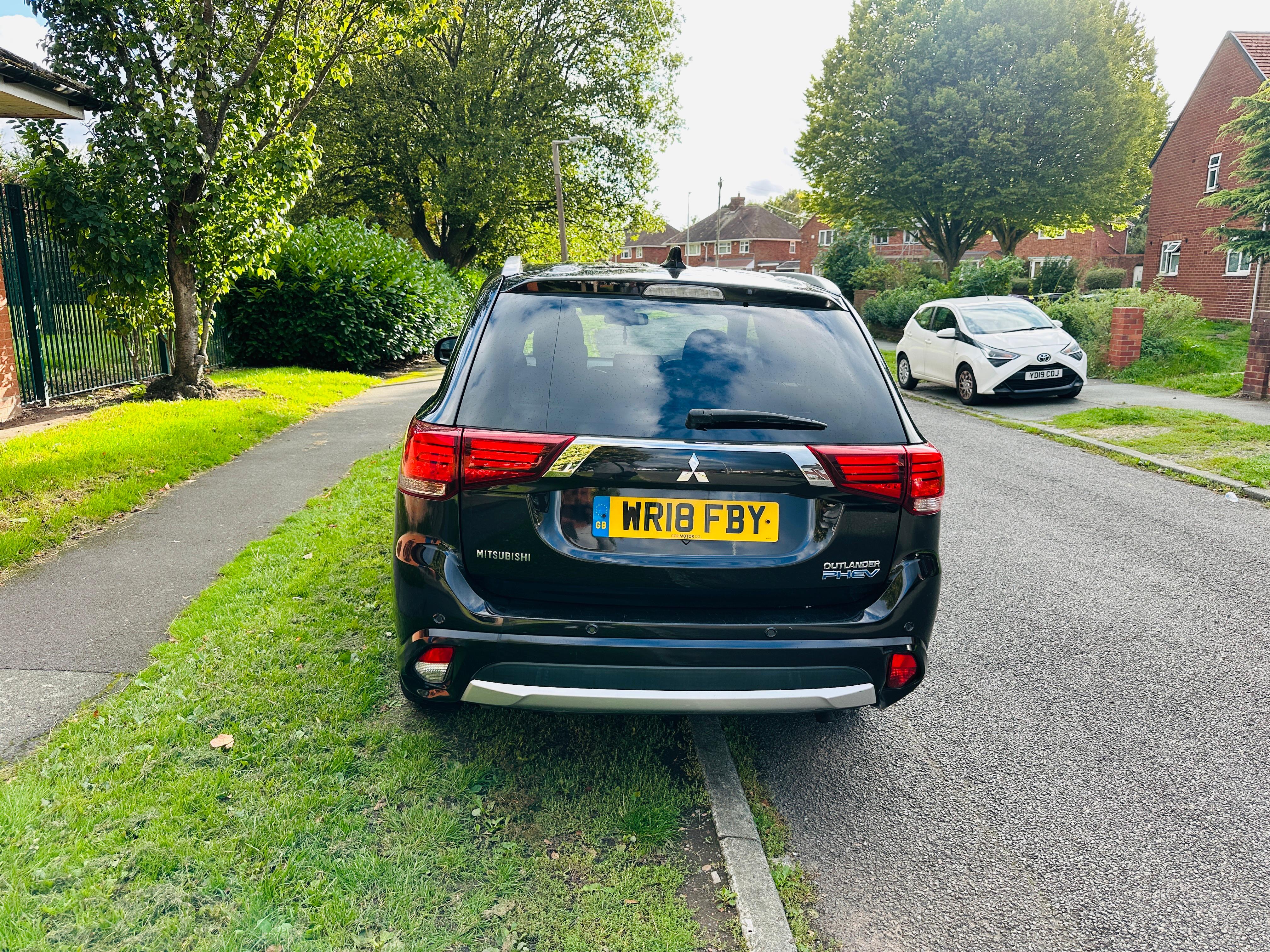 Mitsubishi Outlander 2.0h 12kWh 4hs SUV 5dr Petrol Plug-in Hybrid CVT 4WD Euro 6 (s/s) (200 ps)