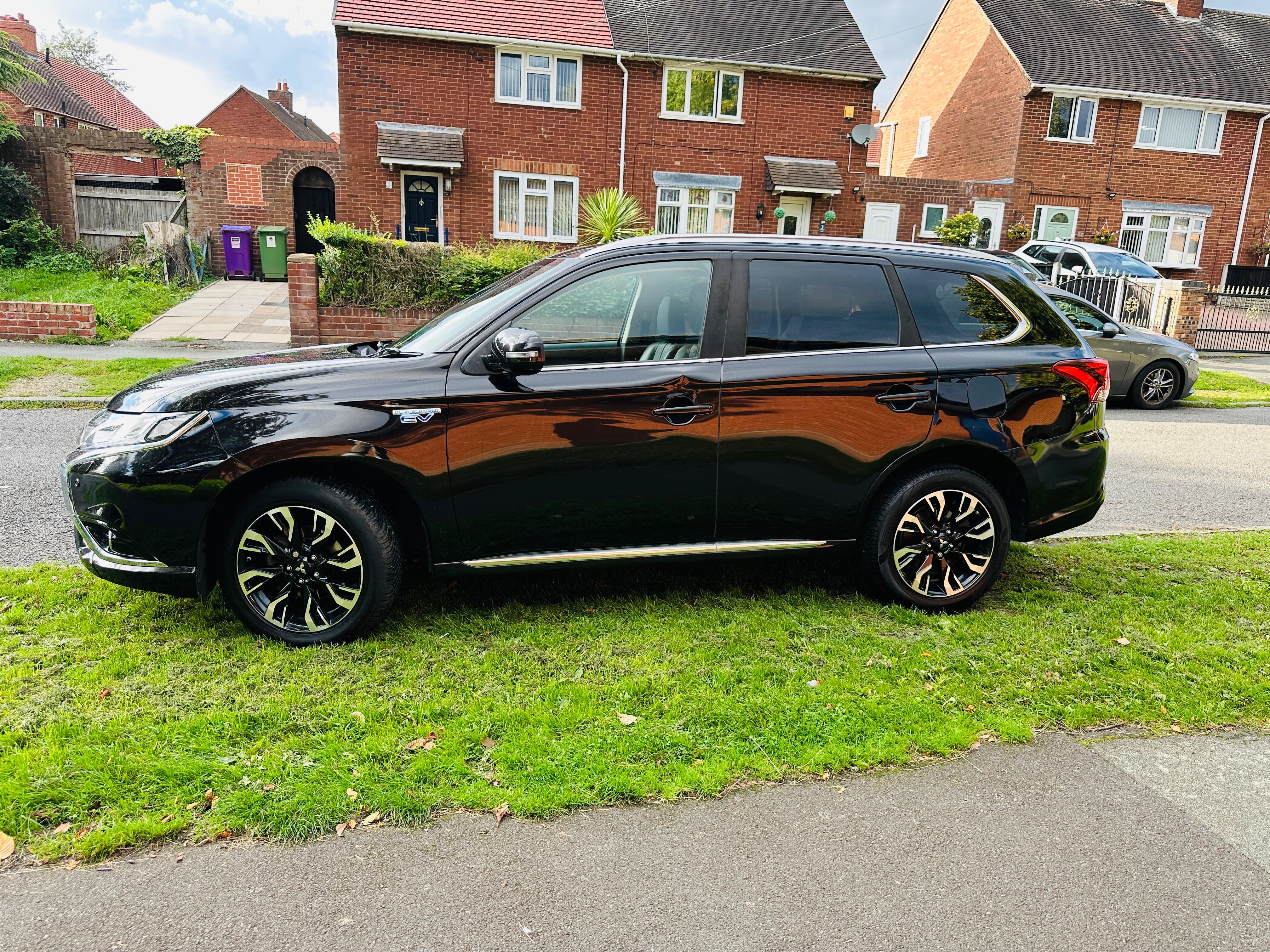 Mitsubishi Outlander 2.0h 12kWh 4hs SUV 5dr Petrol Plug-in Hybrid CVT 4WD Euro 6 (s/s) (200 ps)